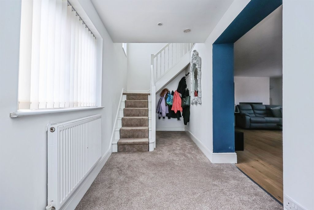 Property photo 2 of 32