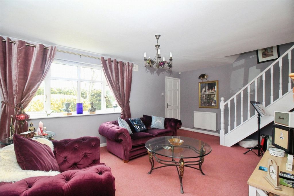 Property photo 3 of 9 Lounge