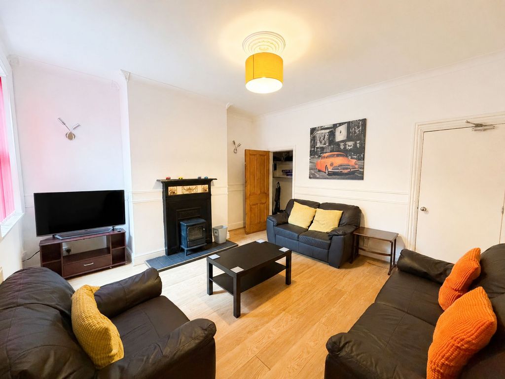 Property photo 3 of 11 Living Room