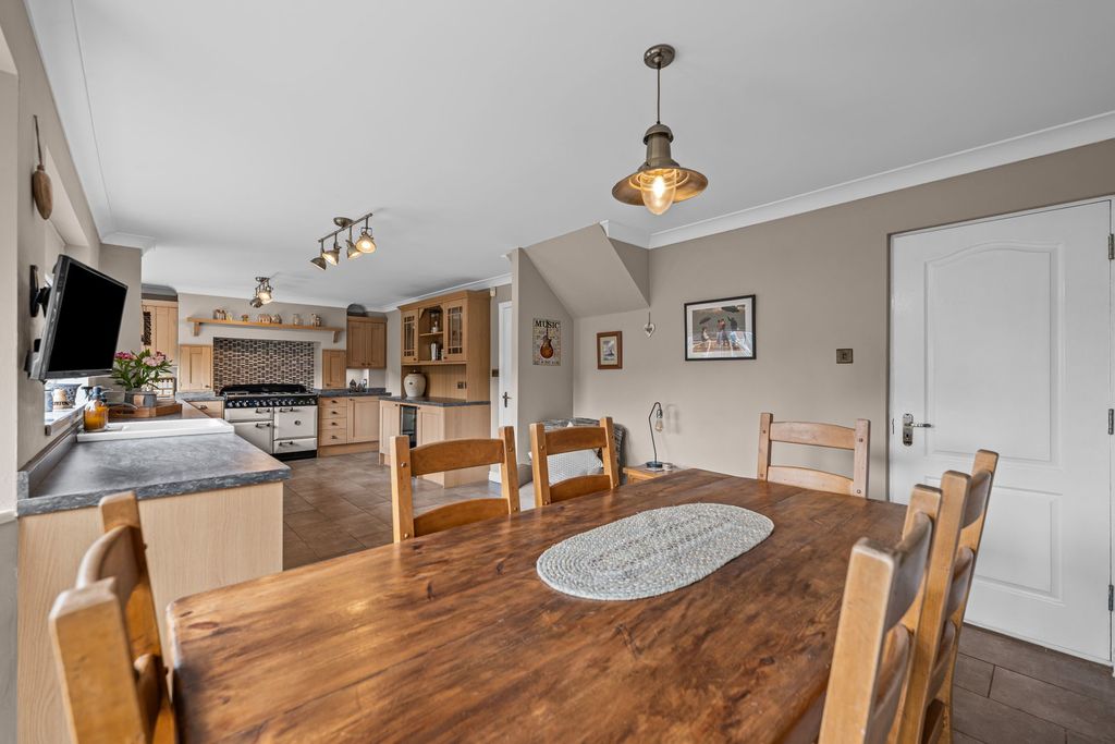 Property photo 3 of 32