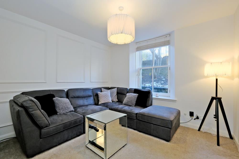 Property photo 1 of 10 Lounge