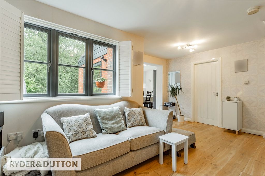 Property photo 3 of 24 Lounge