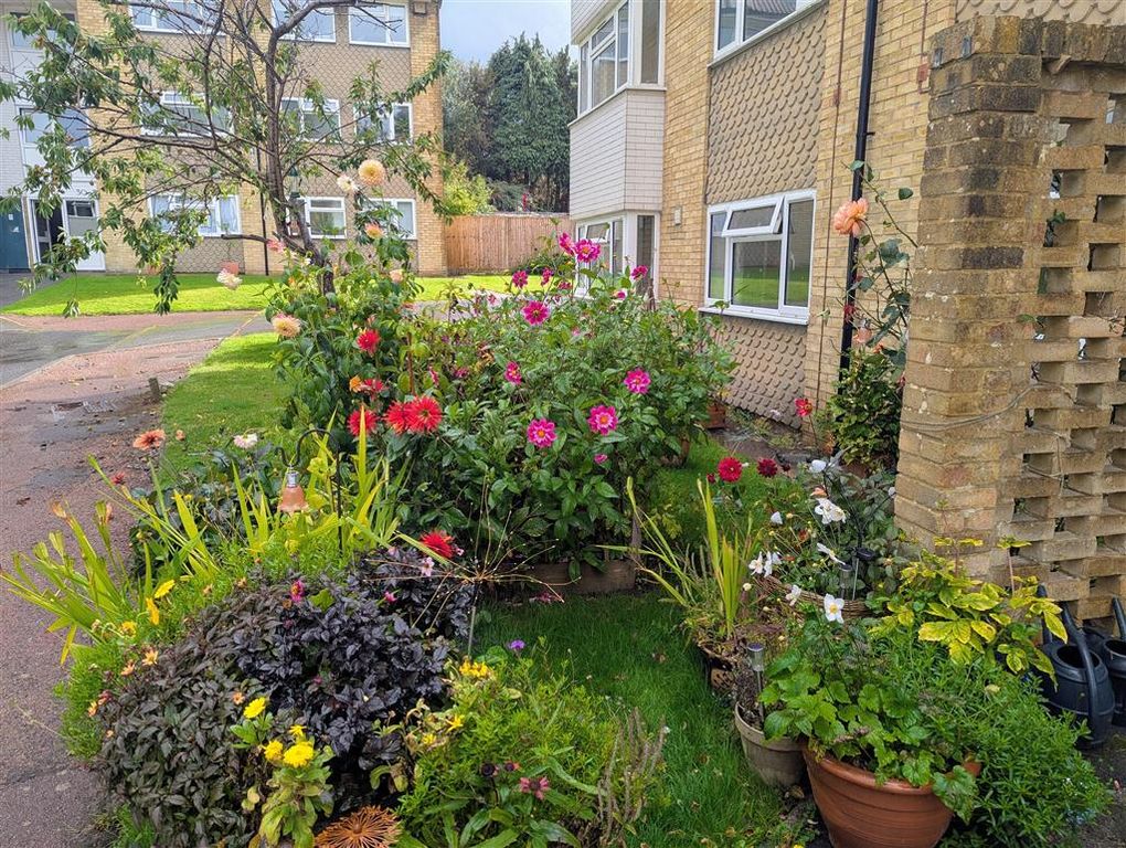 Property photo 2 of 10 Communal Gardens