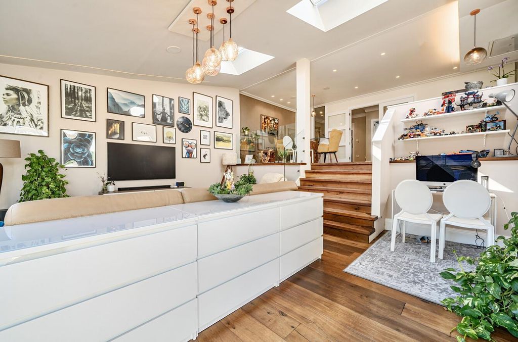 Property photo 2 of 23 Davidson Frost-Wellings, Ha7, Snaresbrook Drive, L
