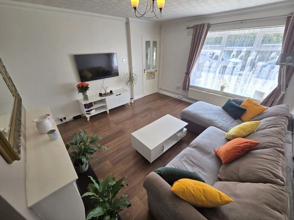 Property photo 3 of 13 Lounge B