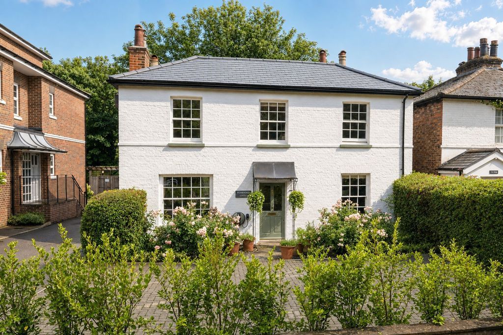 Property photo 1 of 32 Pembroke Lodge, Thames Ditton