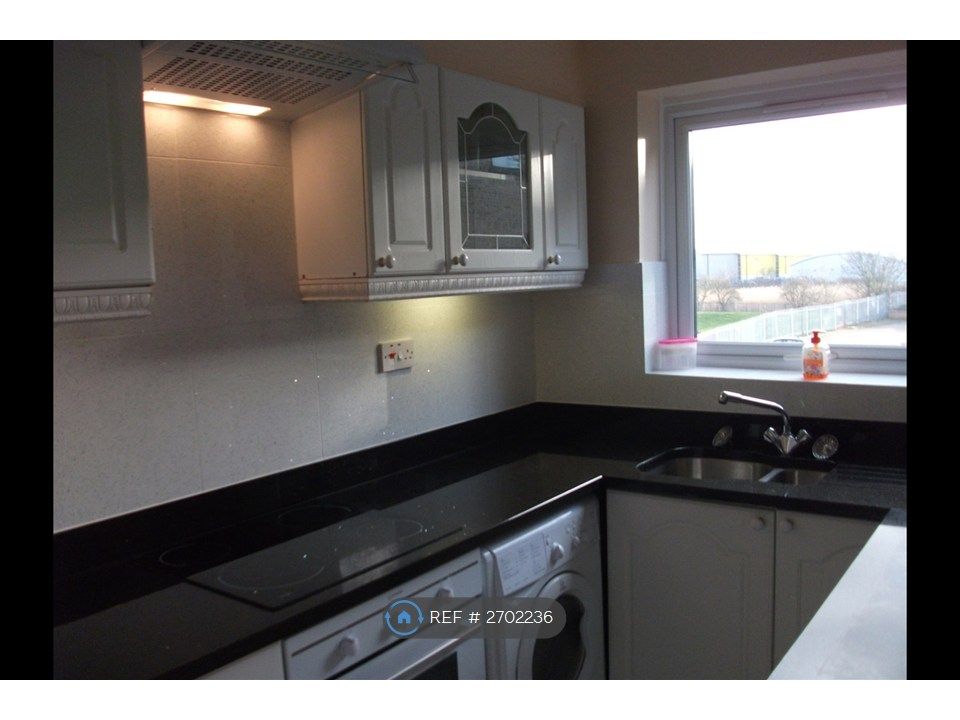 Property photo 3 of 8 Washer Dryer In Kitchen