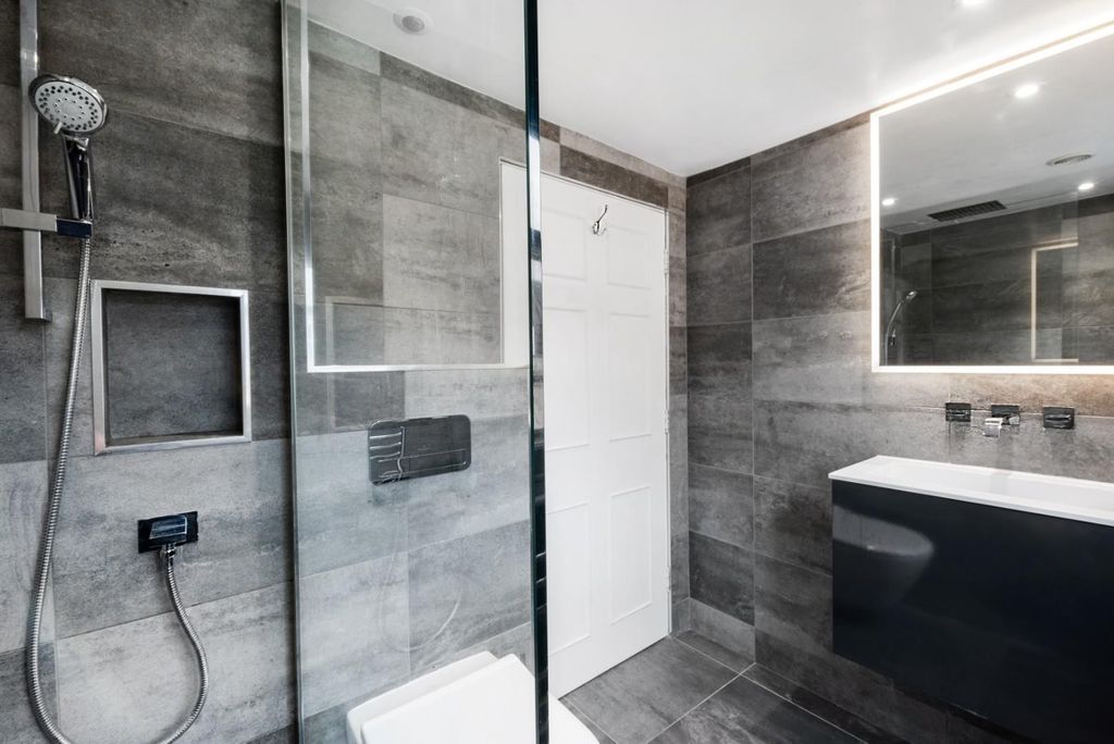 Property photo 3 of 20 Bathroom 2