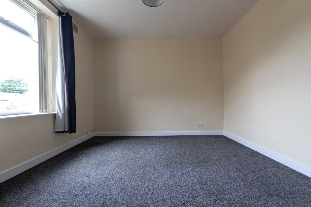 Property photo 2 of 17 Lounge