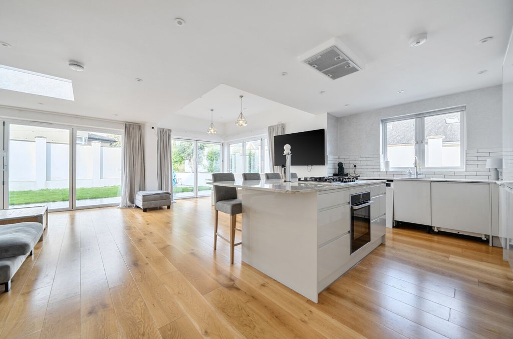 Property photo 2 of 18 1410079-11-698c98...