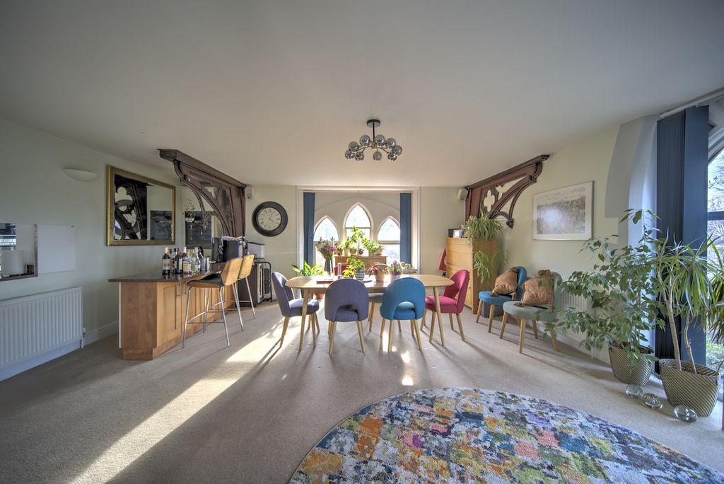 Property photo 2 of 40