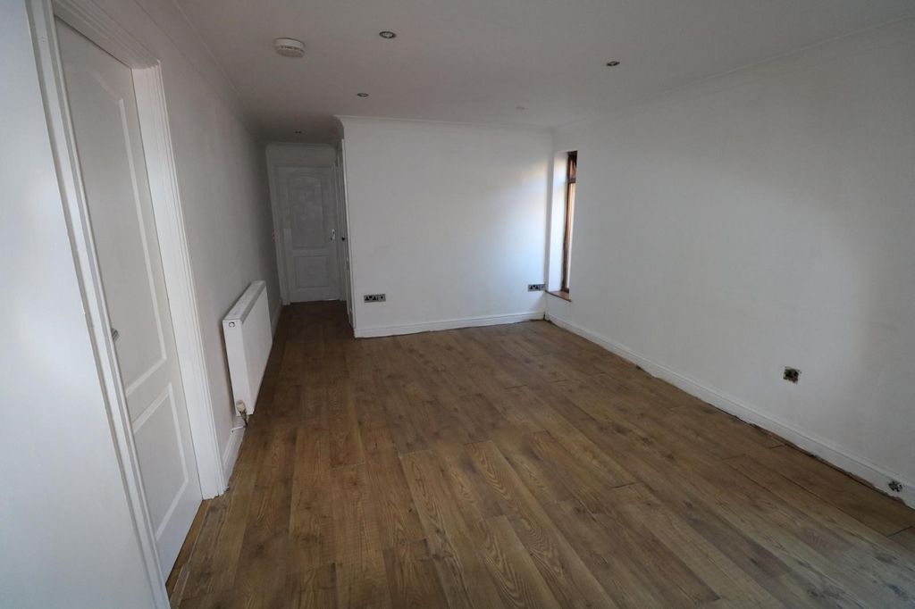 Property photo 3 of 6 Lounge