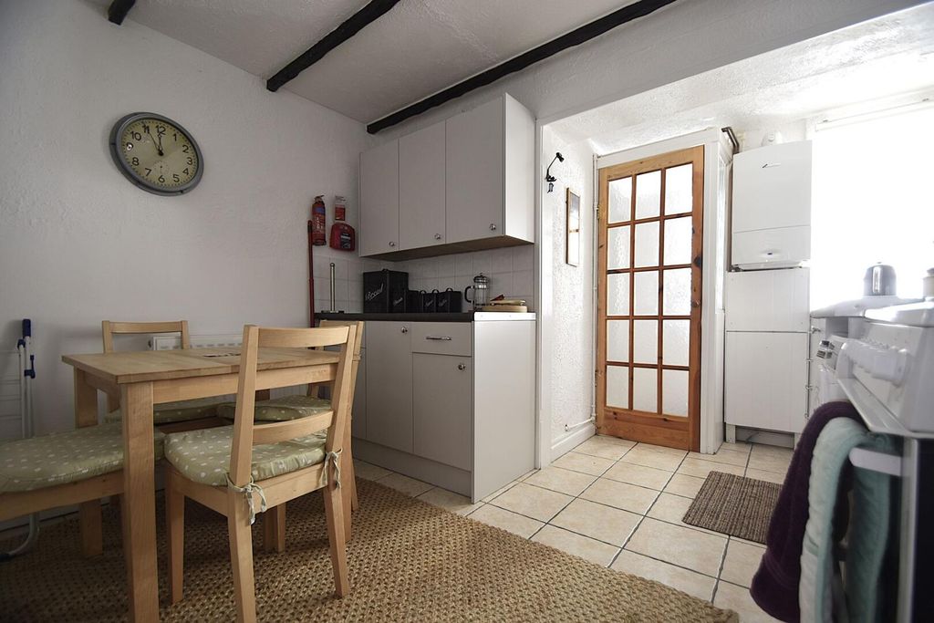 Property photo 3 of 10 Kitchen