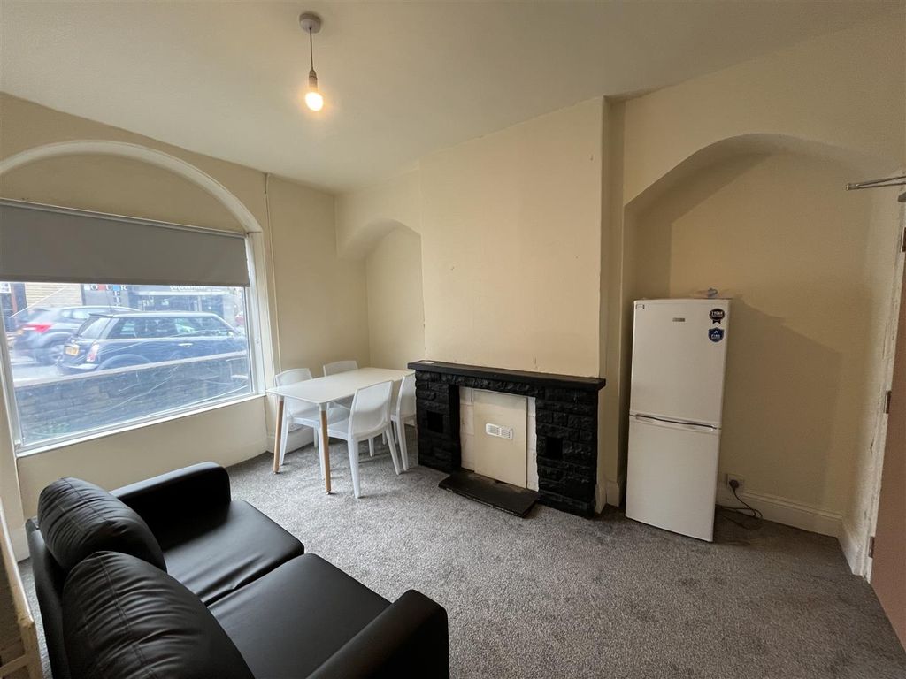 Property photo 3 of 14 Lounge