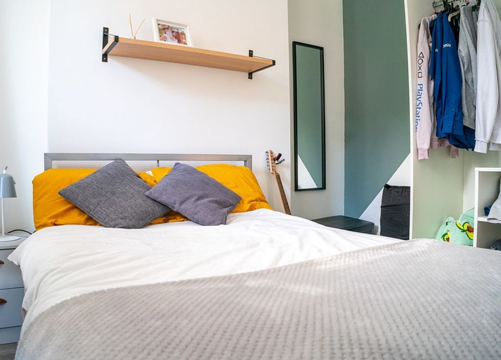 Property photo 3 of 5 A Bright And Inviting Double Bedroom Featuring Coz...