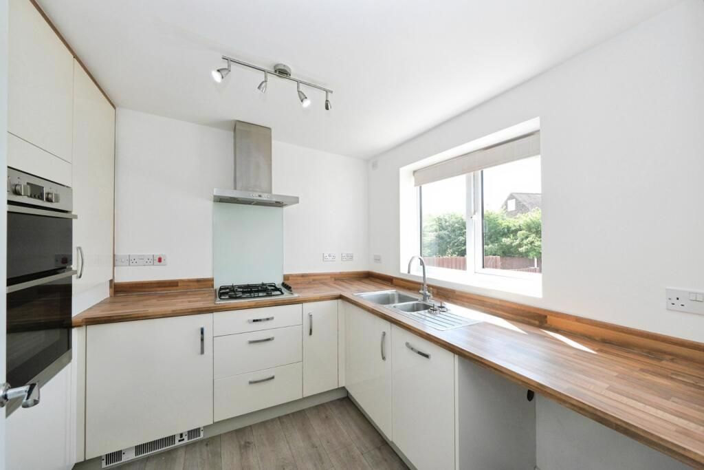 Property photo 2 of 12 Kitchen
