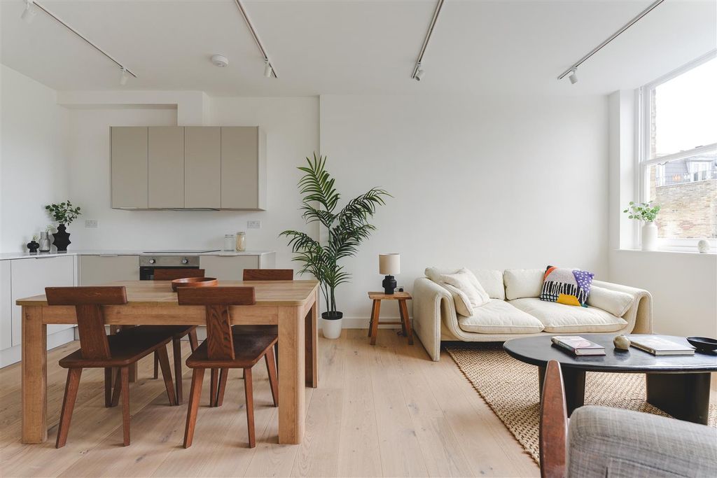 Property photo 1 of 22 Clissold Crescent-12.Jpg