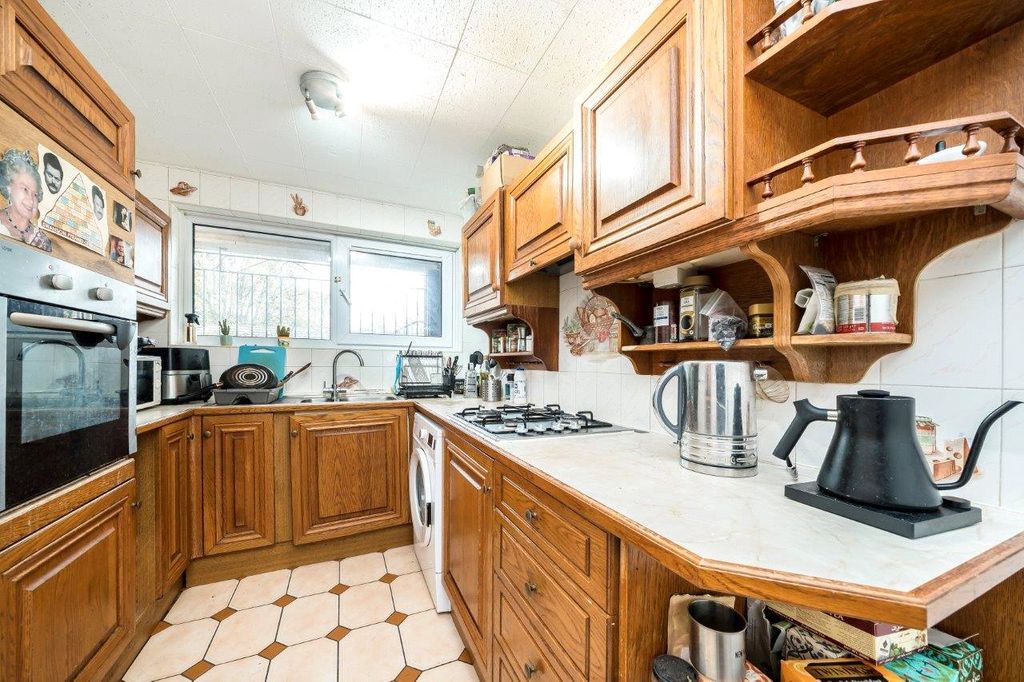 Property photo 2 of 9 Kitchen