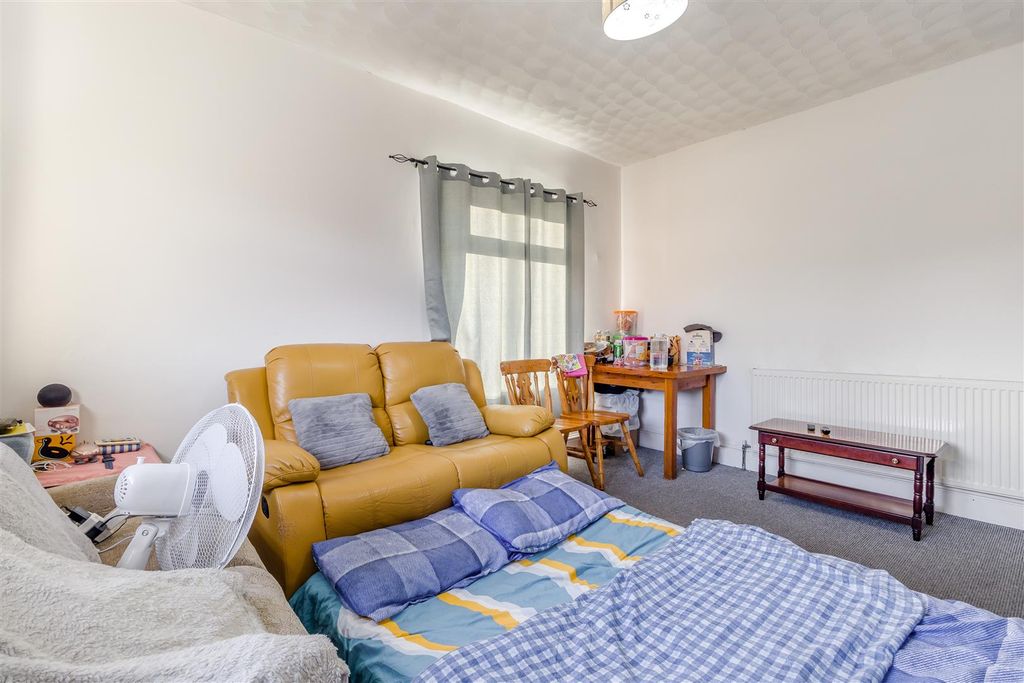 Property photo 3 of 10 8671520-Interior08.Jpg