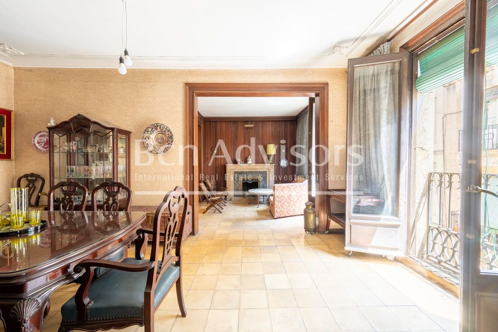Property photo 1 of 31 Spacious And Bright Flat To Renovate In A Stately Building In The Gothic Quarter