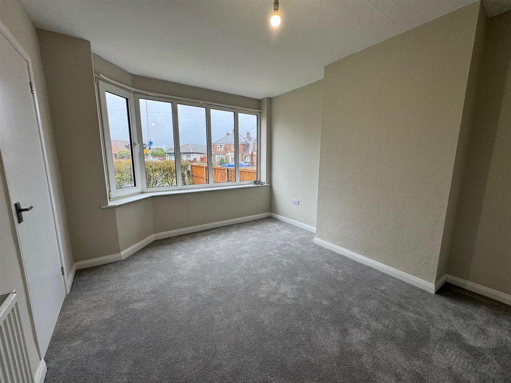 Property photo 3 of 17 Lounge