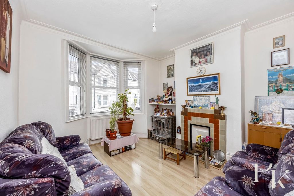 Property photo 3 of 18 Tamworth Road 80-007.Jpg