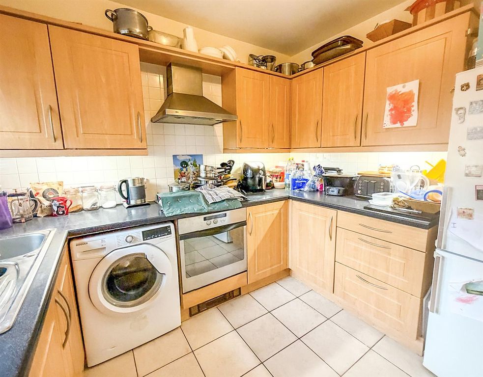Property photo 2 of 10 Kitchen