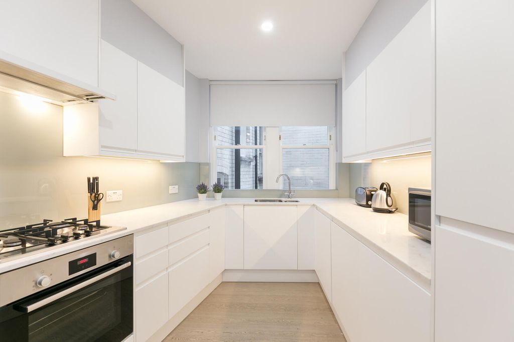 Property photo 3 of 10 Kitchen