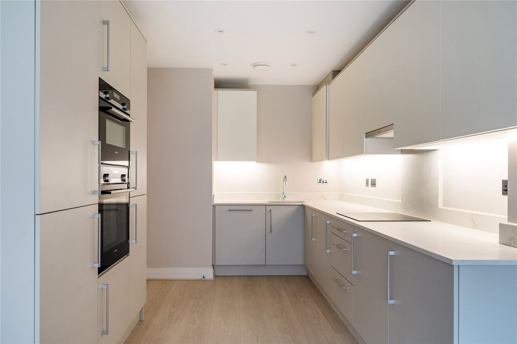 Property photo 3 of 11 Kitchen