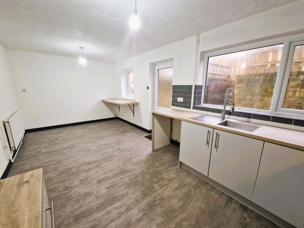 Property photo 2 of 16 1000107216.Jpg