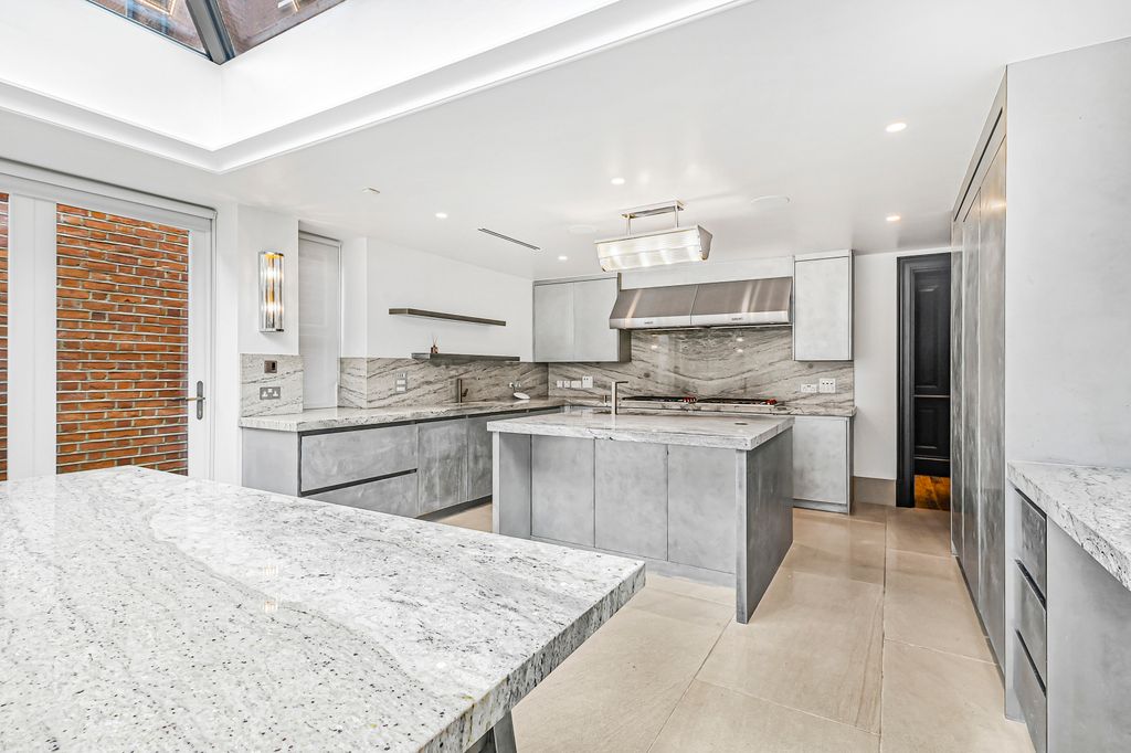 Property photo 2 of 24