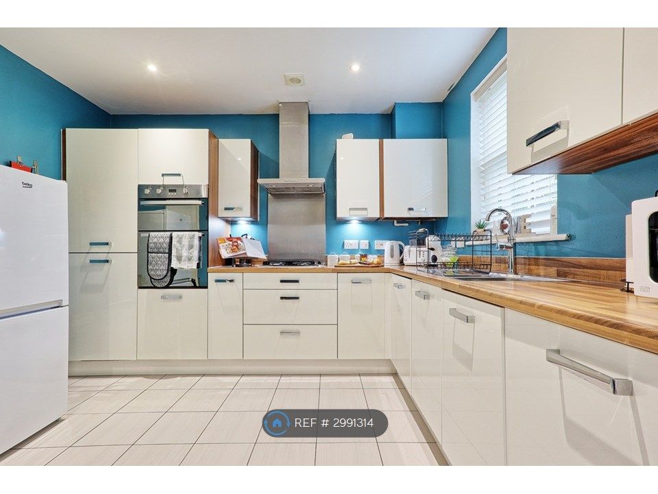 Property photo 3 of 13 Kitchen