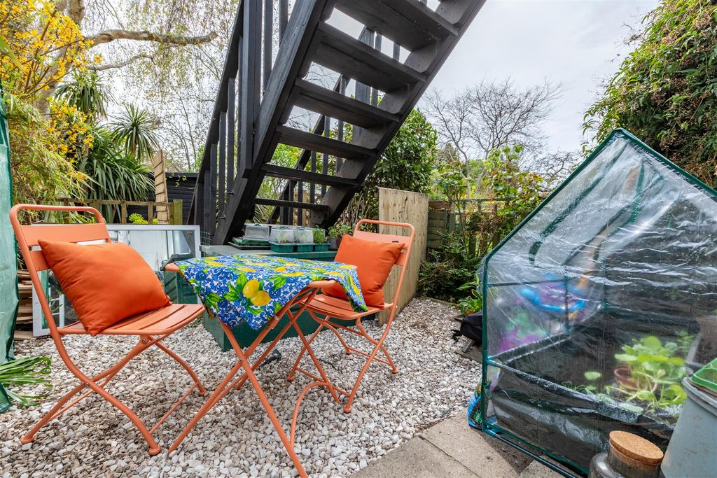 Property photo 2 of 13 Garden