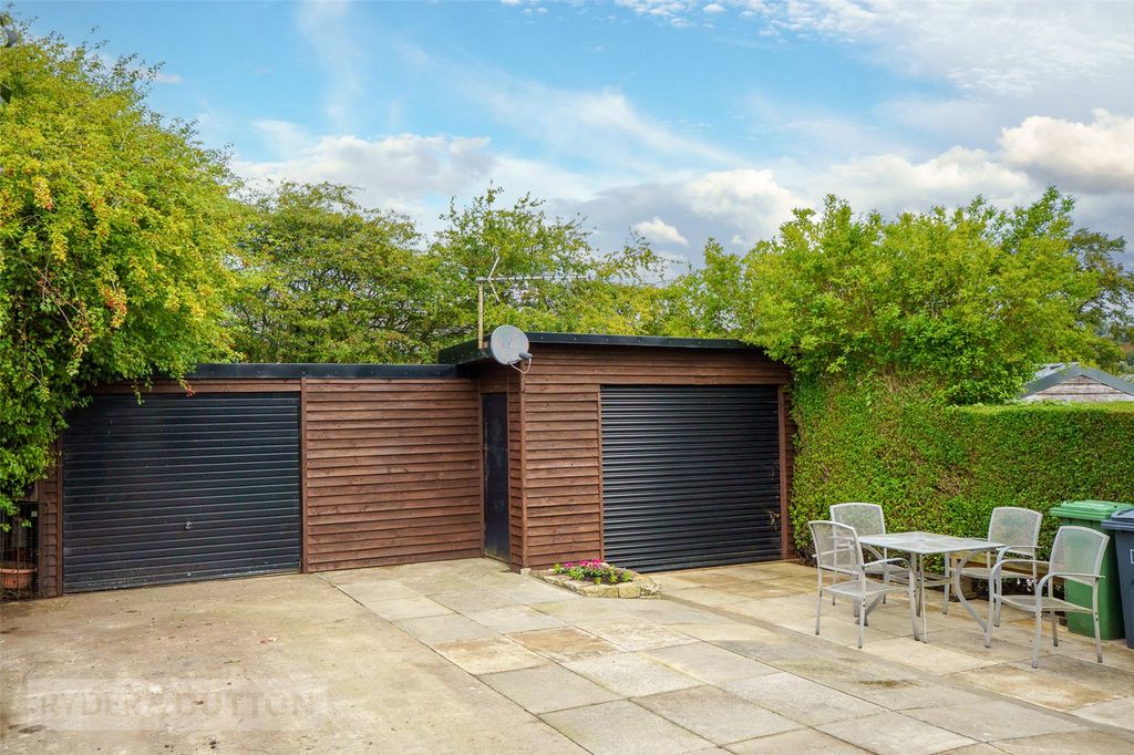 Property photo 2 of 19 Garages