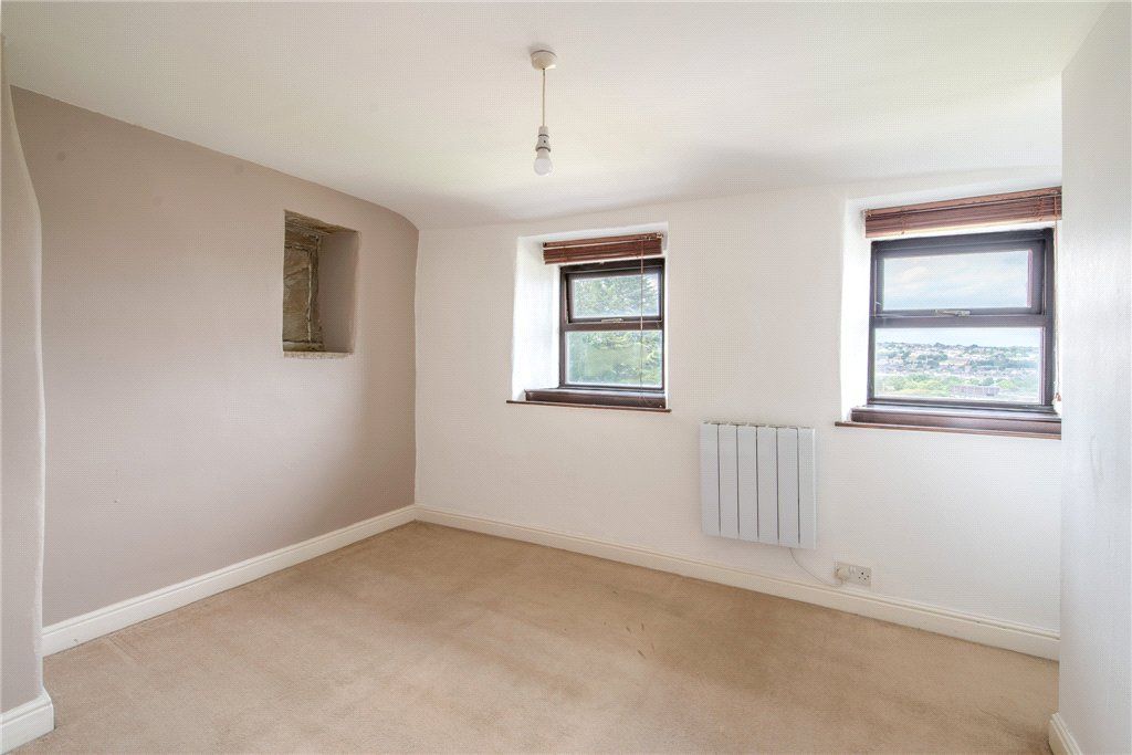 Property photo 2 of 13 Holts Lane