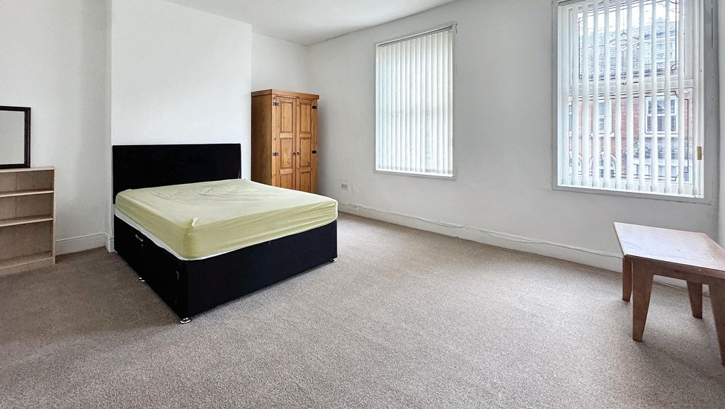Property photo 3 of 14 Bright, Well-Presented Double Bedroom With Large W...