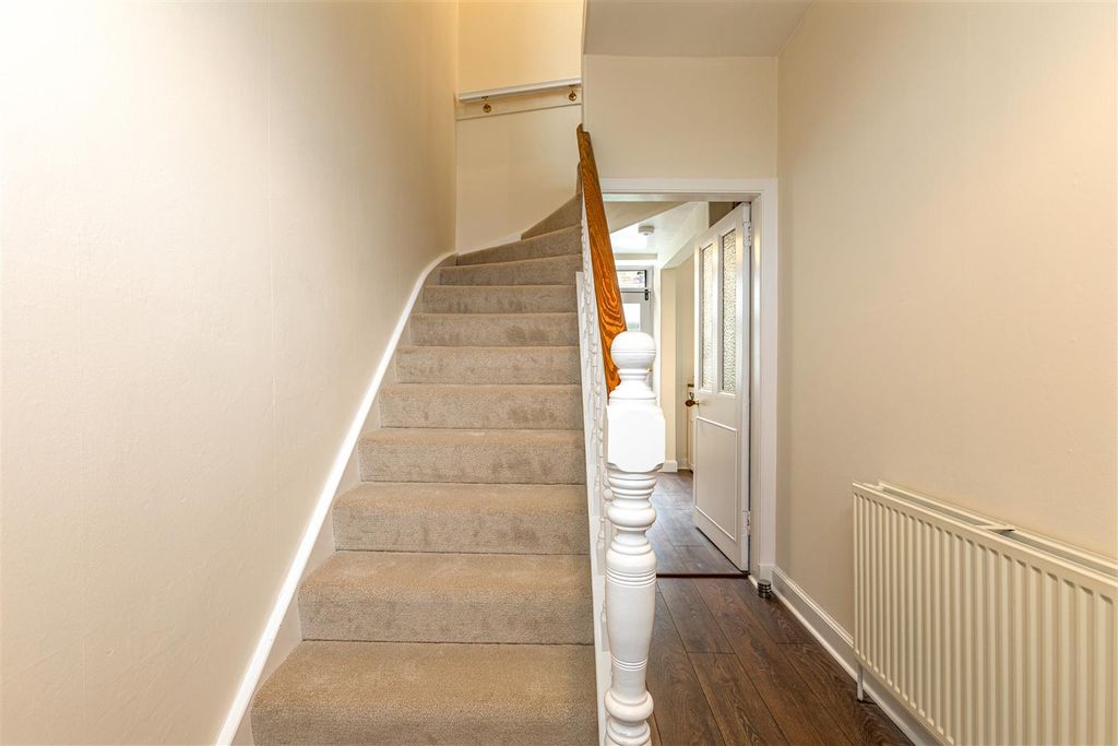 Property photo 3 of 19 28 Mil Street Selkirk 11.Jpg