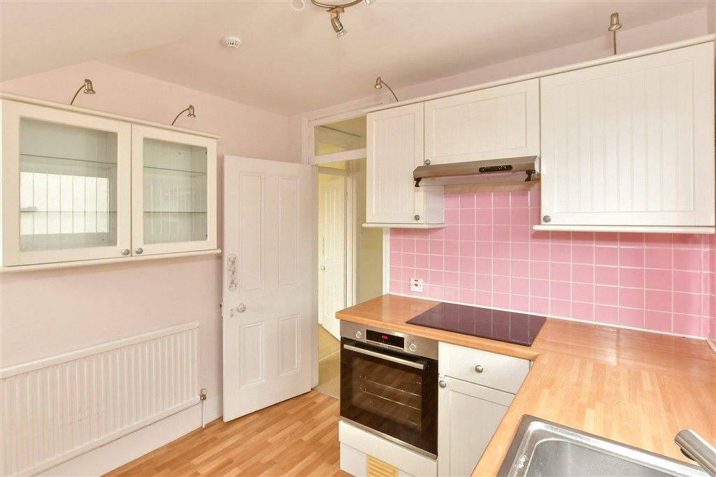 Property photo 3 of 10 Kitchen