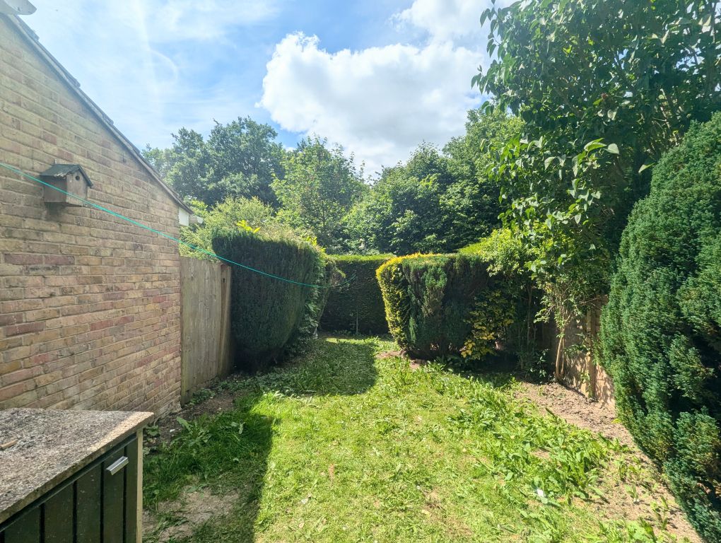 Property photo 2 of 8 Garden