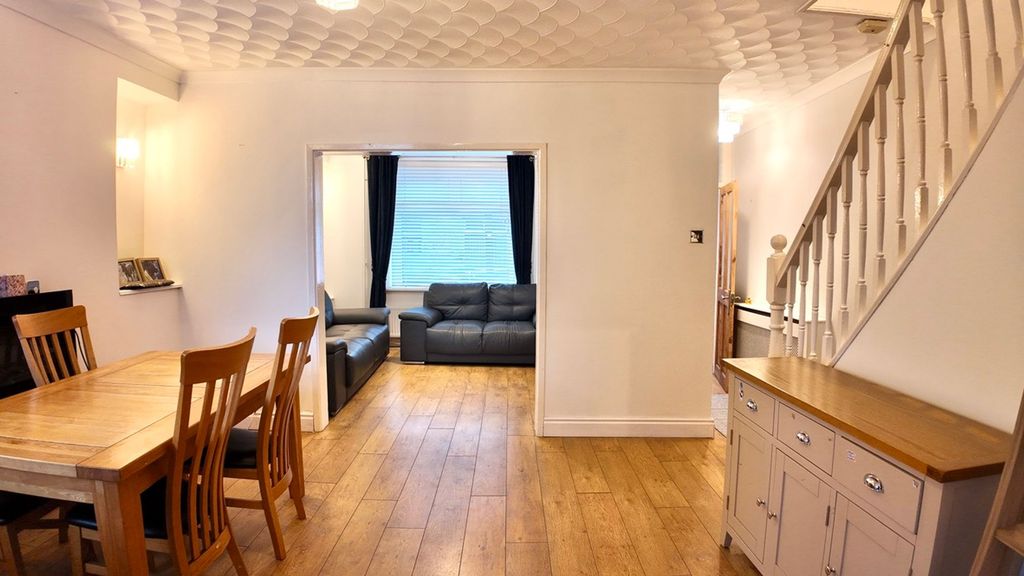 Property photo 2 of 33