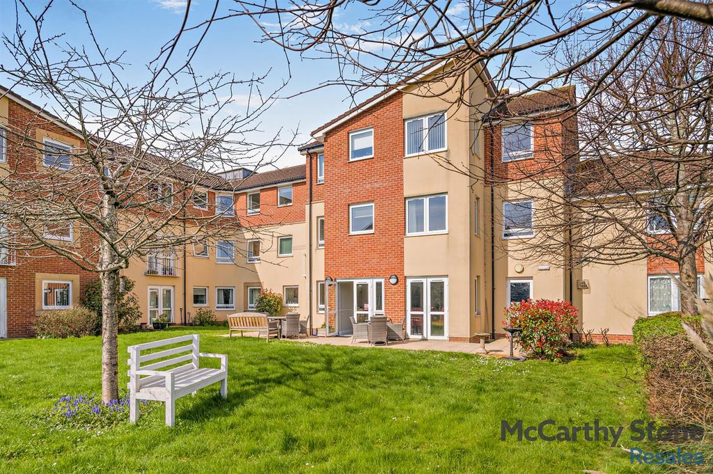 Property photo 1 of 16 Communal Gardens