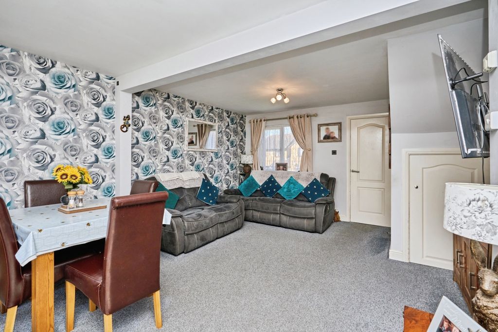 Property photo 3 of 13 Lounge