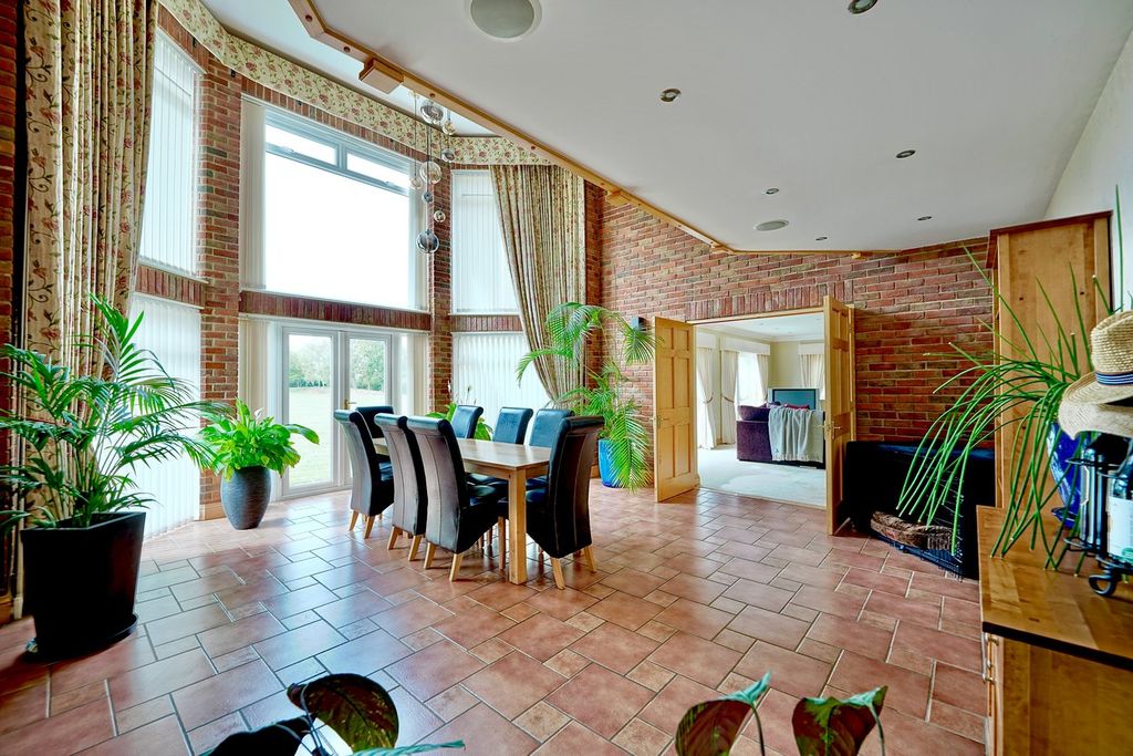 Property photo 3 of 32