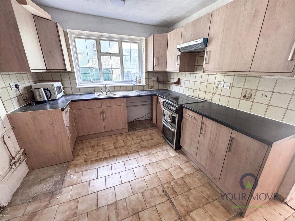 Property photo 2 of 11 Kitchen