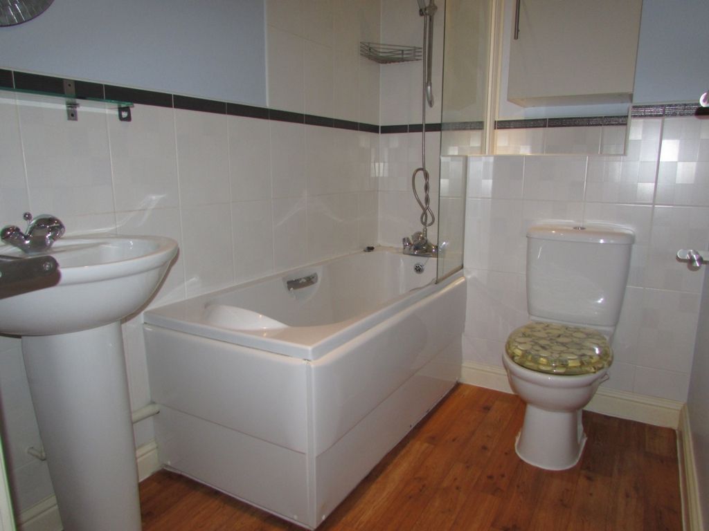 Property photo 2 of 8 Bathroom