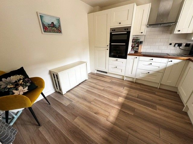 Property photo 3 of 11 Kitchen
