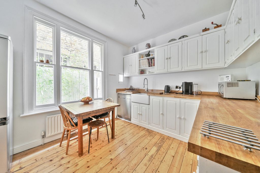 Property photo 3 of 20 Kitchen