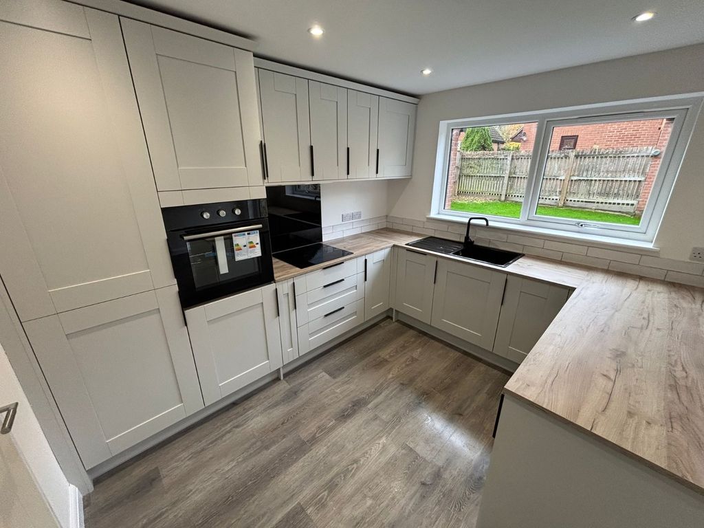 Property photo 3 of 12 Kitchen