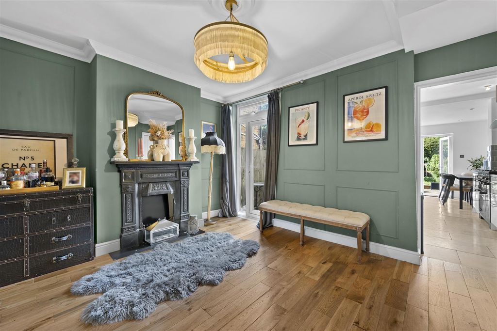 Property photo 3 of 22 4 Shenfield Road (11).Jpg