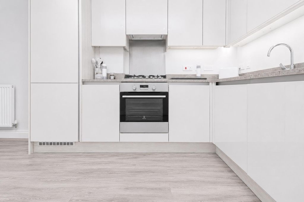 Property photo 2 of 10 Kitchen